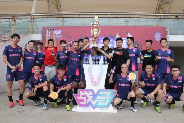 东契奇与小球迷温情互动 轻松送出湖人包